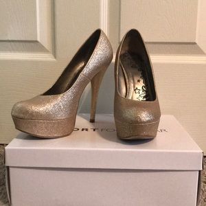 Gold sparkle pumps